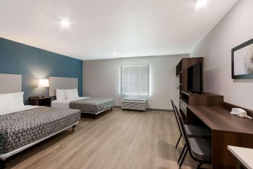 錢德勒的住宿－WoodSpring Suites Chandler Airport，酒店客房设有两张床和一台平面电视。