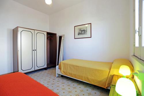 ein Schlafzimmer mit einem Bett und einem Schrank darin in der Unterkunft Ulisse apartment on the sea in Punta Secca