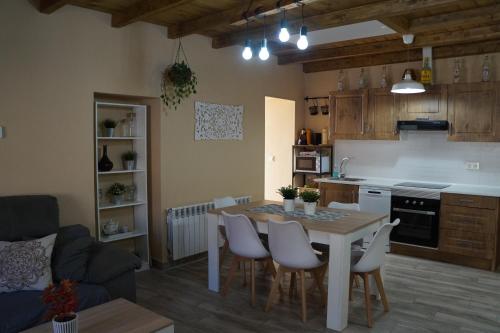 una cucina e un soggiorno con tavolo e sedie di El Colibrí de Taraza 