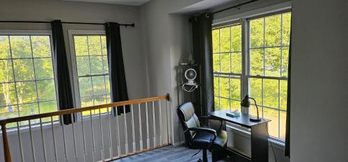 Habitación con escritorio y 2 ventanas. en Southford spacious apartment - Southbury, Connecticut, en Southbury