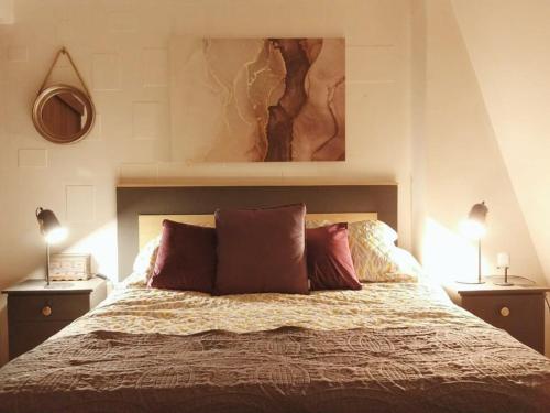 a bedroom with a large bed with two lamps at Acogedoras y centrales habitaciones, IDEAL JUEGOS PANAMERICANOS in Santiago