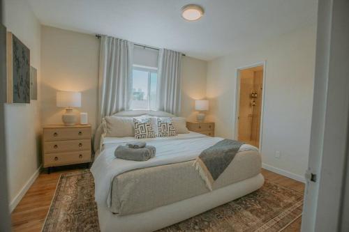 Un dormitorio con una cama grande y una ventana en Casa Urbana-2BD-2BTH-Hot Tub-Pet Friendly-No Pet Fees! en Albuquerque