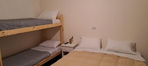 מיטה או מיטות קומותיים בחדר ב-Hotel B&N