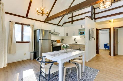 Dapur atau dapur kecil di Glen Spey Cabin with Deck 1 Mi to Mohican Lake!