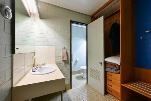 y baño con lavabo y aseo. en Leigh Creek Outback Resort, en Leigh Creek