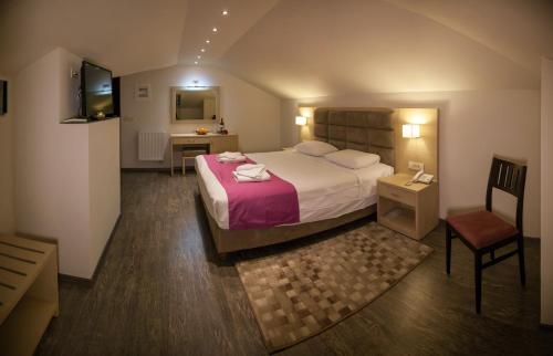 Кровать или кровати в номере Filokalia Hotel