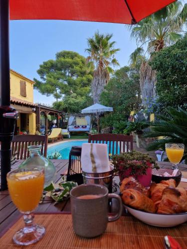 une table avec une assiette de nourriture et du jus d'orange dans l'établissement chez Guy, à Marseille