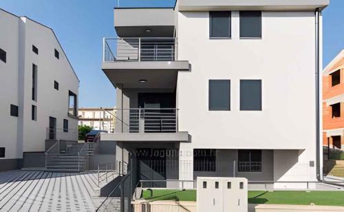 un edificio blanco con una escalera delante en Studio in Biograd na Moru - Biograd Riviera 45742 en Biograd na Moru