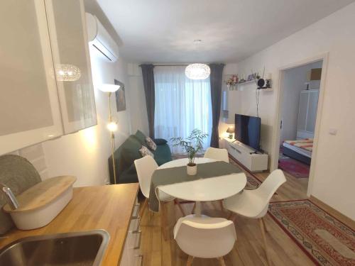 Una cocina y una sala de estar con mesa y sillas. en Apartment in Balatonfenyves 45808, en Balatonfenyves