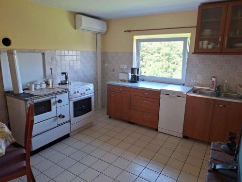 cocina con estufa blanca y ventana en Holiday home in Metlika - Kranjska (Krain) 45879, en Metlika
