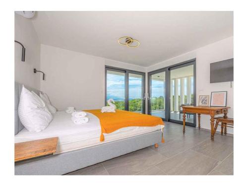 een slaapkamer met een bed, een bureau en een piano bij Holiday home in Salatic - Insel Krk 45787 in Salatić