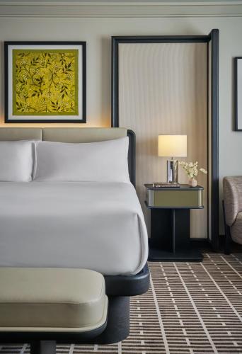 Una cama o camas en una habitación de Pendry Newport Beach