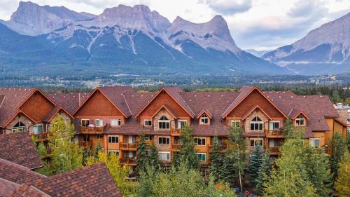 a row of houses with mountains in the background at Stoneridge Mountain Resort in Canmore