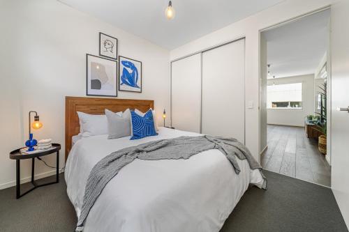 a bedroom with a large bed and a large window at Avon Lane @ Gilberton in Adelaide