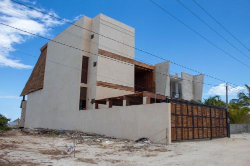 a building in the middle of the desert at Residencia Las Olas en San Benito lujo en todo su esplendor. in Progreso