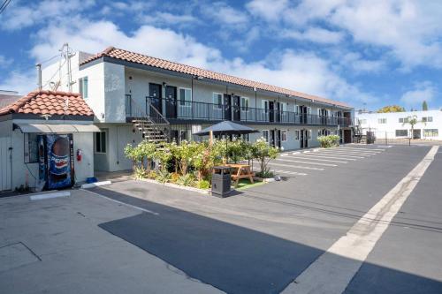 an empty parking lot in front of a building at Unik Motel in Harbor City