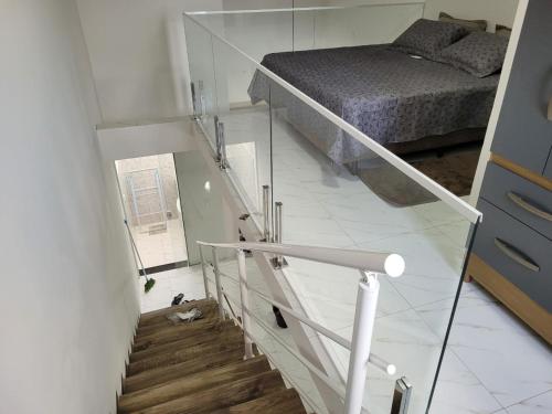 - une chambre avec un lit et un escalier en verre dans l'établissement TOP RESIDENCIAL, à Sinop