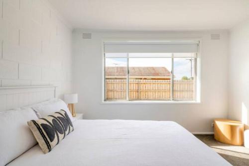 Habitación blanca con cama y ventana en Quiet & Private with city access and free wifi en Melbourne