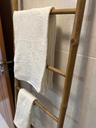 einen Handtuchhalter im Bad mit einem weißen Handtuch in der Unterkunft Estrela Villas in Estrela