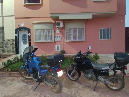 zwei Motorräder, die vor einem Haus geparkt sind in der Unterkunft Maison d'hôte Najah in Khenifra