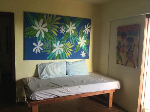 Bett in einem Zimmer mit Wandgemälde in der Unterkunft NEW- Rodney Bay two bedrooms BEST VIEW 6 in Gros Islet