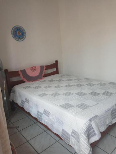 ein Schlafzimmer mit einem Bett in einem Zimmer in der Unterkunft Kitnet in Tramandaí