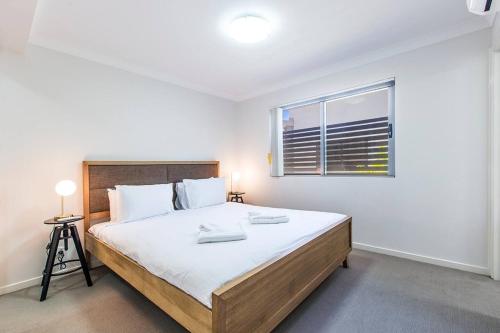 Una cama o camas en una habitación de Breezy Gaythorne near Enoggera Dam and Popular Hikes