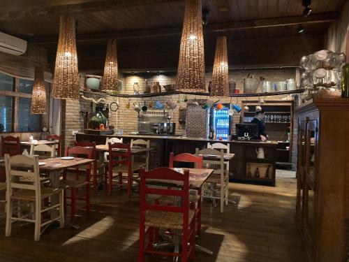 een restaurant met tafels en stoelen en een keuken bij Hotel Serrano Gramado - Apto Particular 452 in Gramado