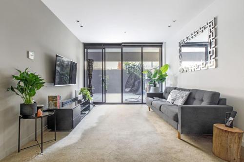 Live Lakeside in an Alfresco Albert Park Retreat