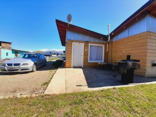 ein Haus mit einem davor geparkt in der Unterkunft Brisa de Patagonia- Maiten in Trevelín