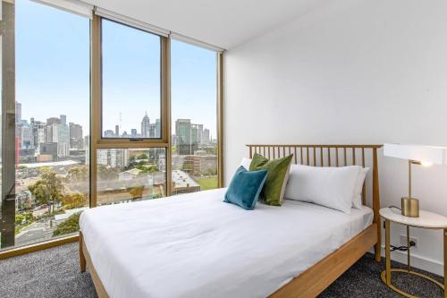 1 dormitorio con 1 cama y vistas a la ciudad en Skyhigh's Edge - City View Serenity by St Kilda Rd, en Melbourne