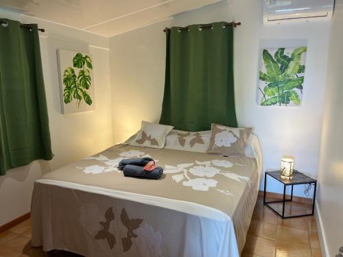 een persoon die op een bed in een slaapkamer ligt bij Tahiti - Kea Lodge in Papara