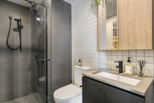 La salle de bains est pourvue de toilettes, d'un lavabo et d'une douche. dans l'établissement The Urban Sanctuary - Enviable Lifestyle on Lygon, à Melbourne