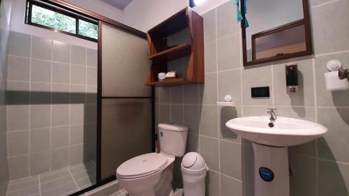un piccolo bagno con servizi igienici e lavandino di Casa Martina a Cahuita