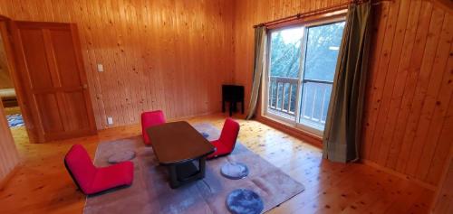 eine Luftansicht auf ein Wohnzimmer mit einem Tisch und Stühlen in der Unterkunft Rental Cottage Forest Breathing - Vacation STAY 13733 in Saga