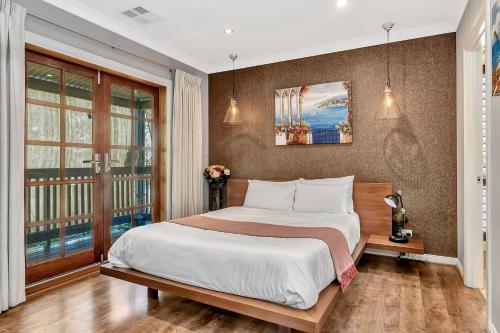מיטה או מיטות בחדר ב-Stump Hill Estate - A Unique Stay with Mini Golf
