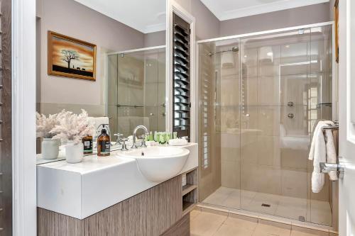 uma casa de banho com um lavatório e um chuveiro em Stump Hill Estate - A Unique Stay with Mini Golf em McLaren Vale