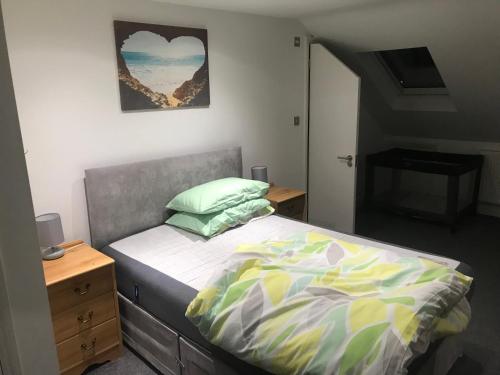 מיטה או מיטות בחדר ב-Southgate 5 bedroom property