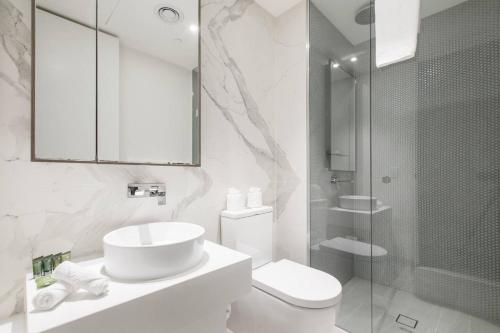 e bagno con servizi igienici, lavandino e doccia. di Executive Resort-Style Living at Leafy Albert Park a Melbourne