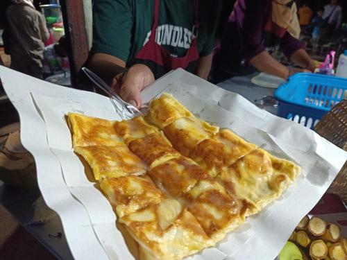 Makanan di atau berdekatan rumah tamu ini
