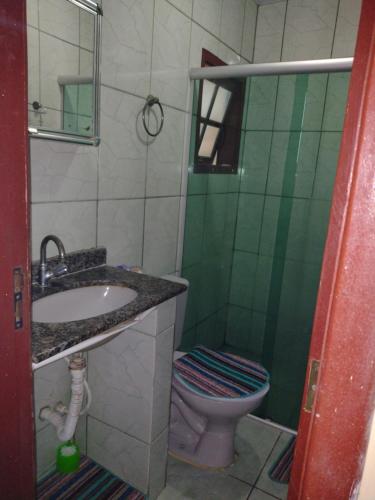 a bathroom with a sink and a toilet at Casa de Praia completa em Cabo Frio 6 para até 5 pessoas in Cabo Frio