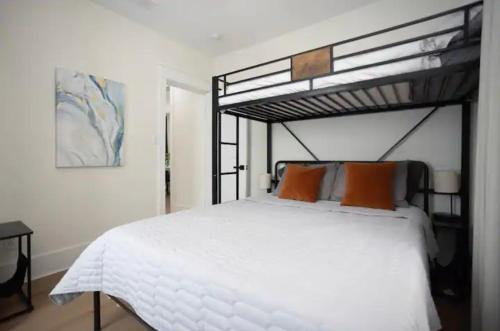 Ένα ή περισσότερα κρεβάτια σε δωμάτιο στο Newly renovated 2 bdr apt, 1 block from the beach