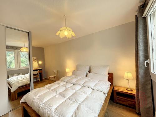 Posteľ alebo postele v izbe v ubytovaní Appartement F2 avec balcon, proche des Thermes à Lamalou-les-Bains, Animaux Acceptés, Parking Gratuit - FR-1-451-166