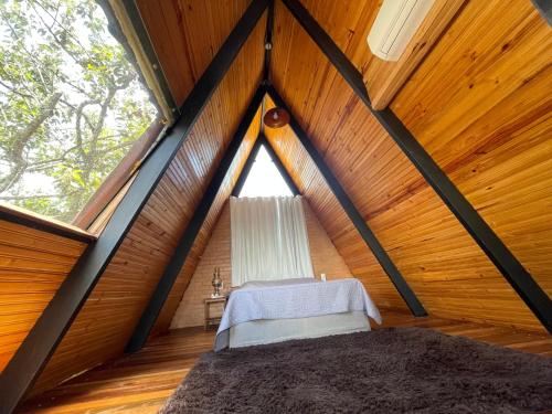 a bedroom in a tree house with a bed in it at Cabana Energia em Pirenópolis in Pirenópolis