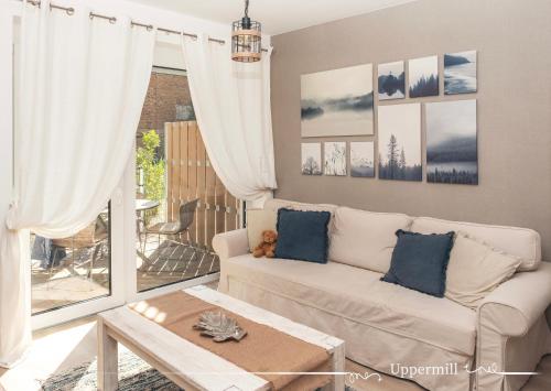 uma sala de estar com um sofá e uma mesa em Uppermill Suite #3 em Pécs