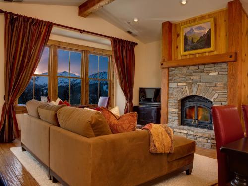 ein Wohnzimmer mit einem Sofa und einem Kamin in der Unterkunft Snowcreek Resort Vacation Rentals in Mammoth Lakes