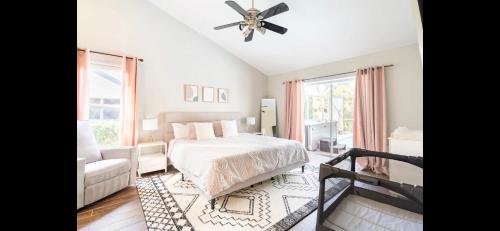1 dormitorio con 1 cama y ventilador de techo en Siesta Key Home with pool/hot tub 12 min to beach, en Sarasota