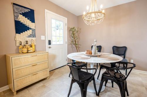 Un comedor con una mesa y sillas y una lámpara de araña. en LUX - Downtown Oasis - Pool Table! Free Parking!, en Lexington