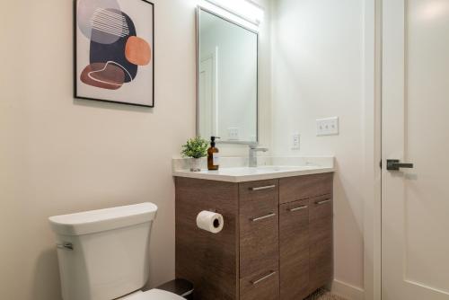 Ένα μπάνιο στο Modern Furnished Apartment in Heart of Quincy