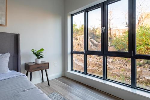 Ένα ή περισσότερα κρεβάτια σε δωμάτιο στο Modern Furnished Apartment in Heart of Quincy